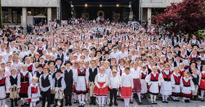 Csíkszereda főterén táncoltak az ifjú hagyományőrzők